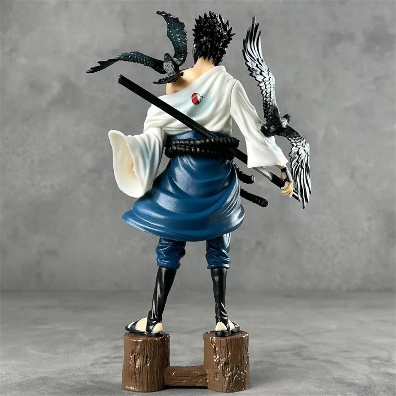 Figura de Sasuke con Cuervos de Itachi