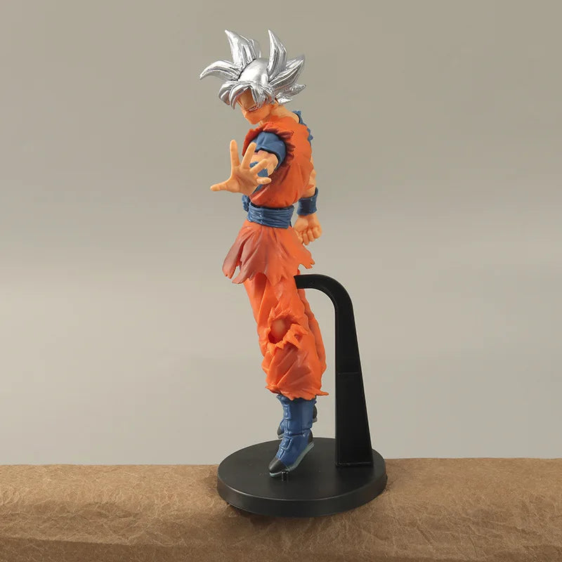 Figura de Goku Ultra Instinto Cabello Plateado