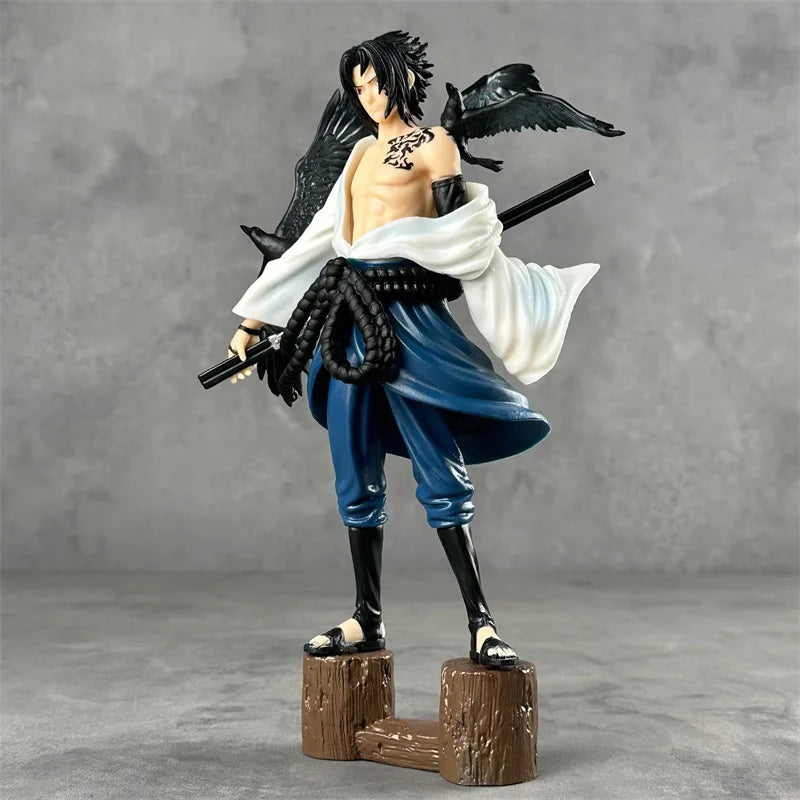 Figura de Sasuke con Cuervos de Itachi