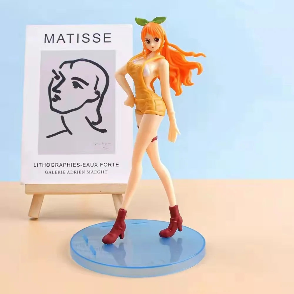 Figura de Nami con Moño Verde