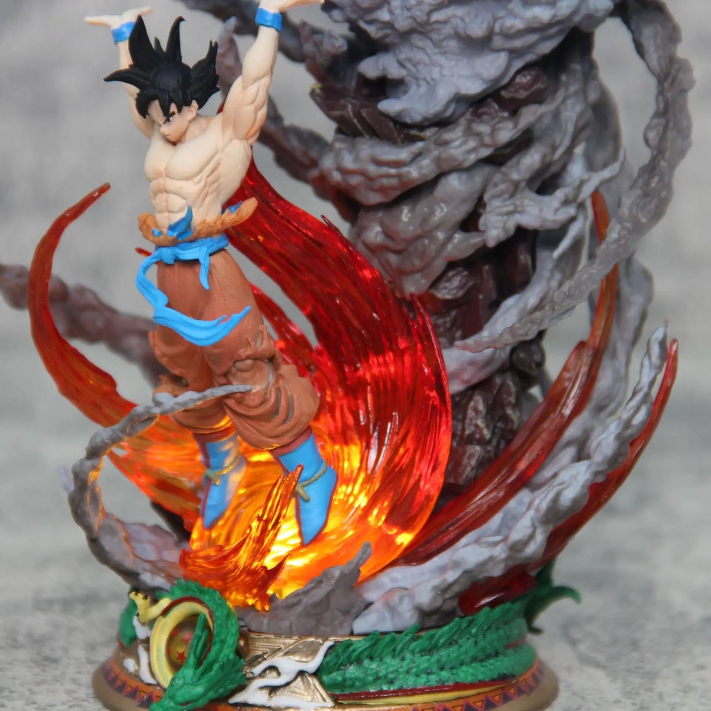 Figura de Goku haciendo la Henkidama