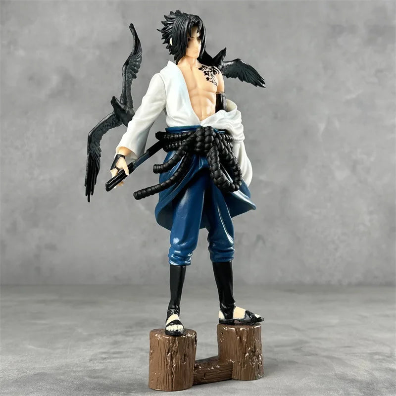 Figura de Sasuke con Cuervos de Itachi