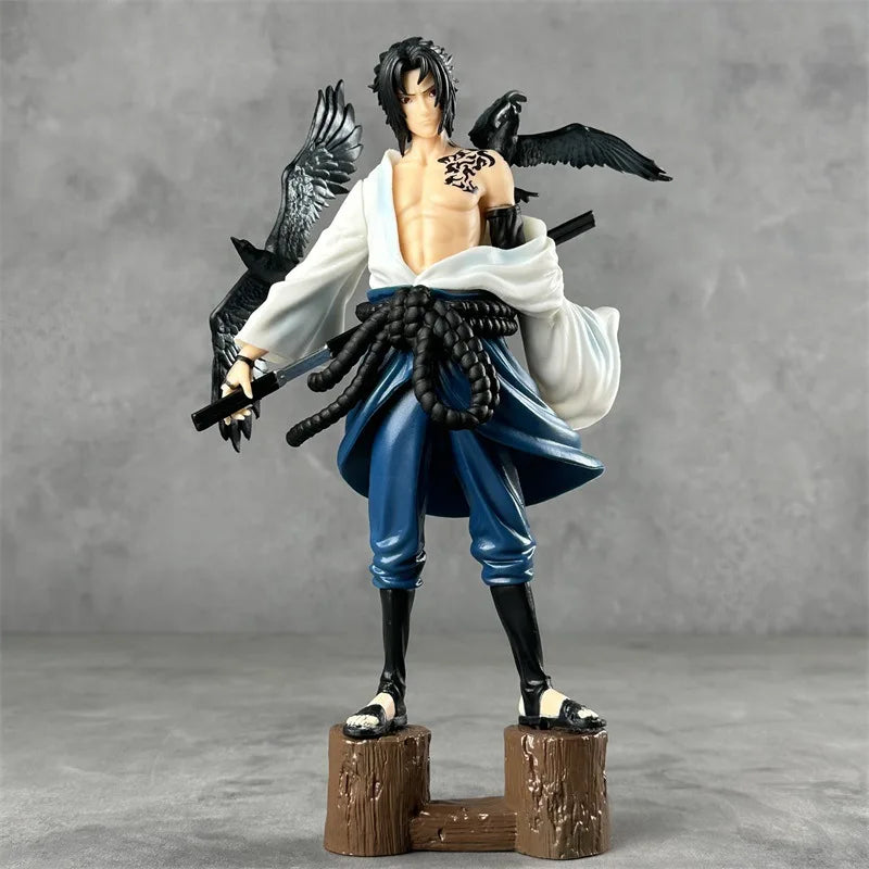 Figura de Sasuke con Cuervos de Itachi