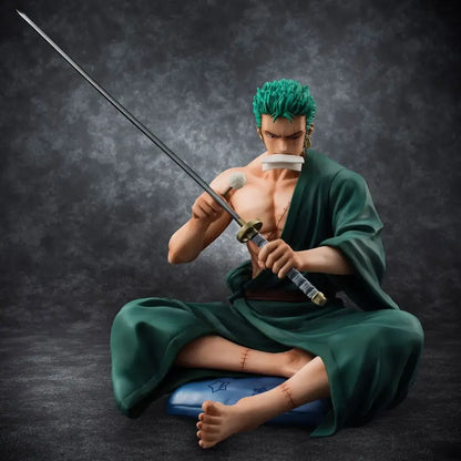 Figura de Zoro Limpiando su Katana