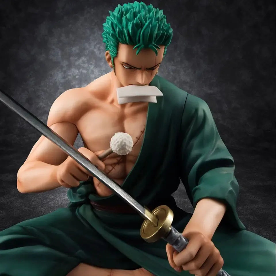 Figura de Zoro Limpiando su Katana