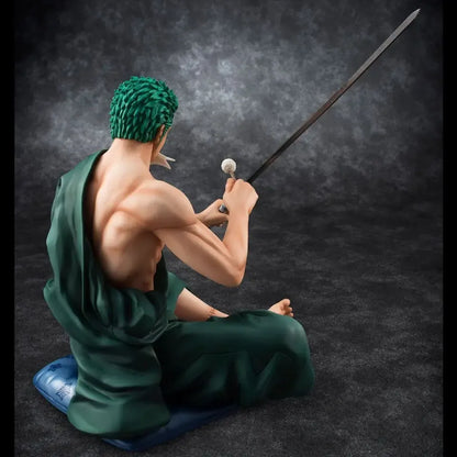 Figura de Zoro Limpiando su Katana